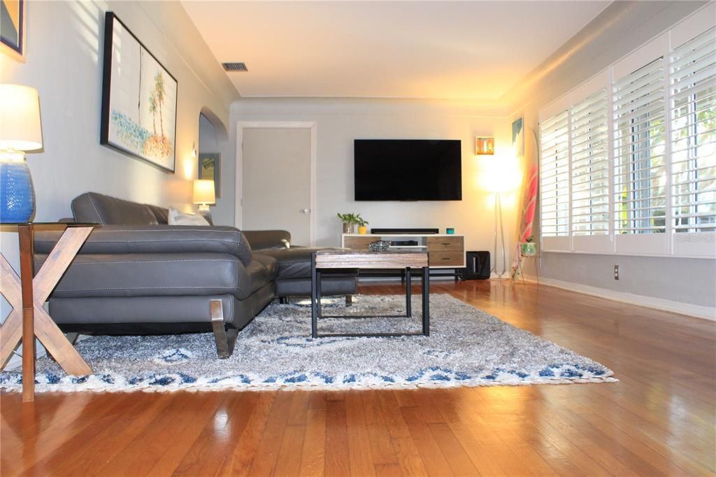 Recently Sold: $619,000 (2 beds, 1 baths, 1038 Square Feet)