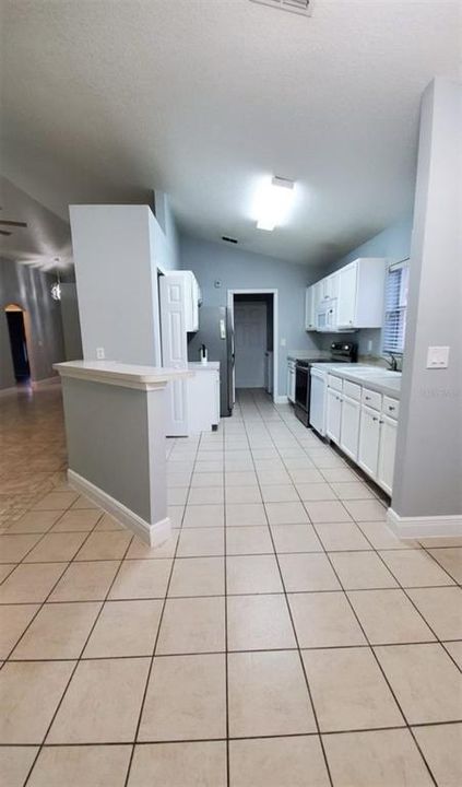 Active With Contract: $2,000 (3 beds, 2 baths, 1431 Square Feet)