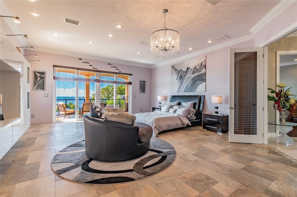 Recently Sold: $2,090,000 (5 beds, 5 baths, 5702 Square Feet)