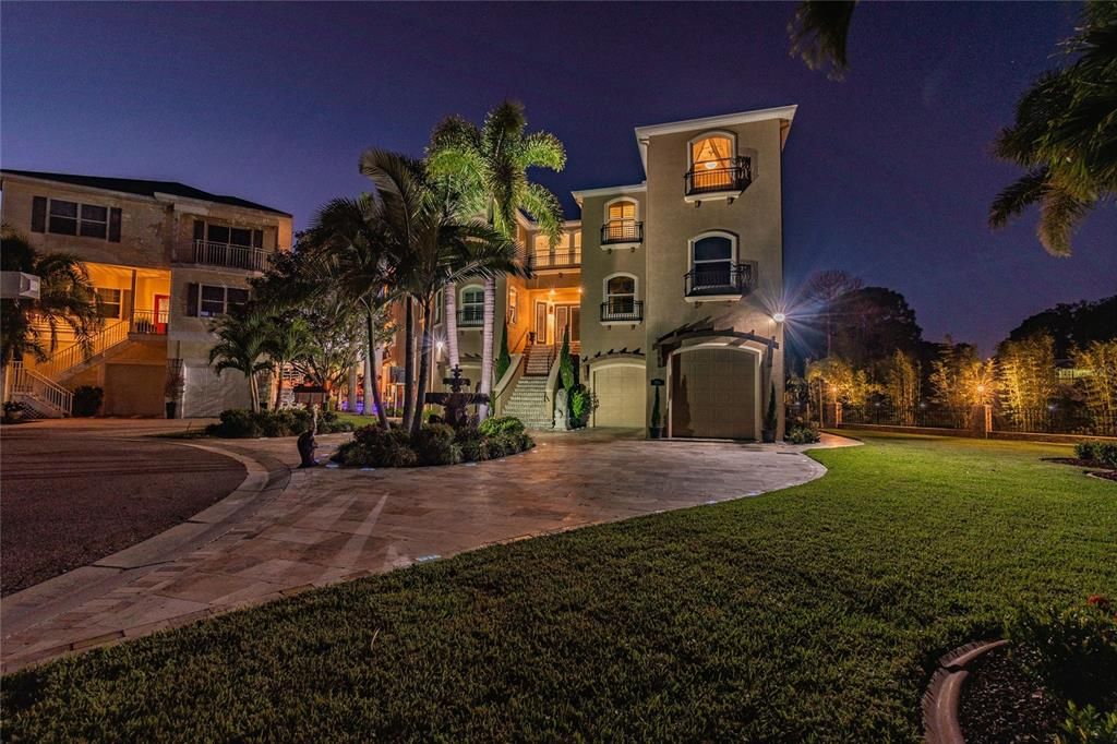 Recently Sold: $2,090,000 (5 beds, 5 baths, 5702 Square Feet)