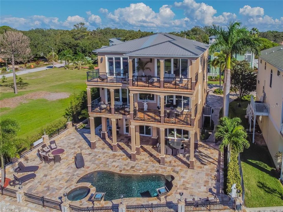 Recently Sold: $2,090,000 (5 beds, 5 baths, 5702 Square Feet)