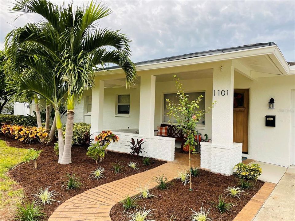 Recently Sold: $1,100,000 (3 beds, 2 baths, 1973 Square Feet)