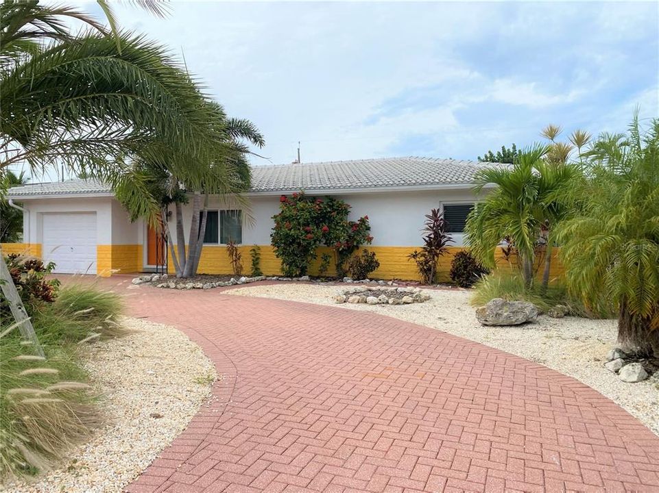 Recently Sold: $687,000 (3 beds, 2 baths, 1290 Square Feet)