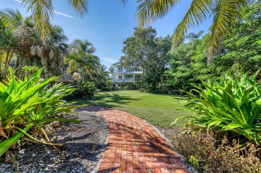 Recently Sold: $3,295,000 (3 beds, 3 baths, 4144 Square Feet)