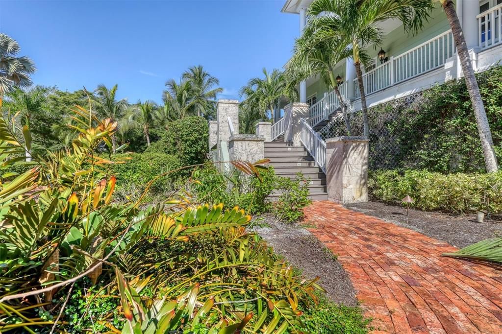 Recently Sold: $3,295,000 (3 beds, 3 baths, 4144 Square Feet)