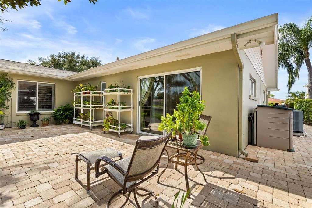 Recently Sold: $900,000 (3 beds, 2 baths, 2134 Square Feet)