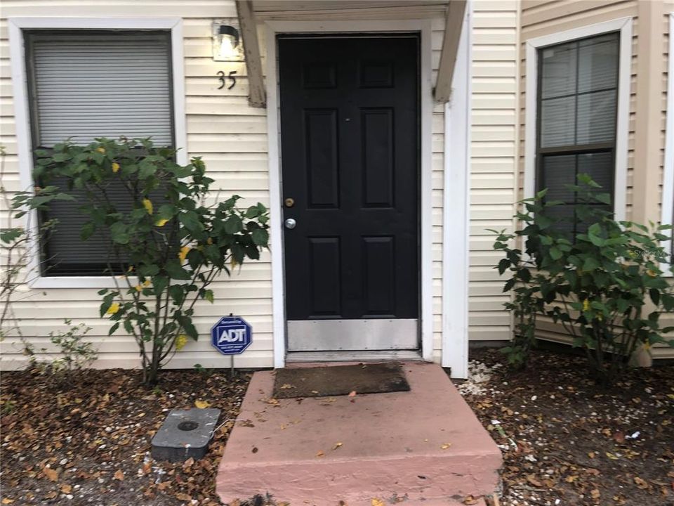 Recently Rented: $1,095 (2 beds, 1 baths, 896 Square Feet)
