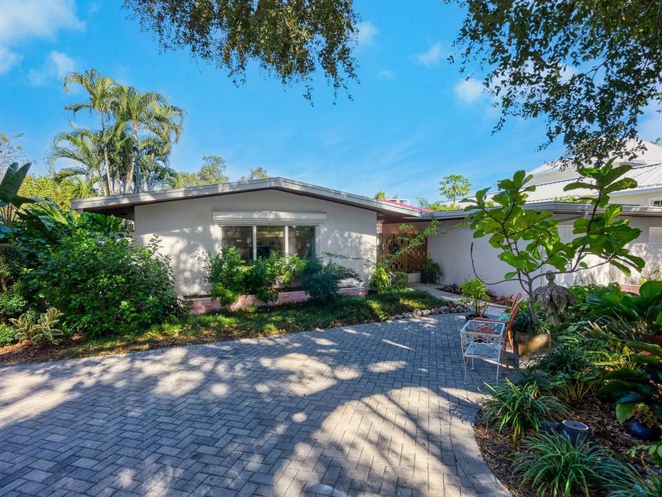 Recently Sold: $1,299,999 (3 beds, 2 baths, 2136 Square Feet)
