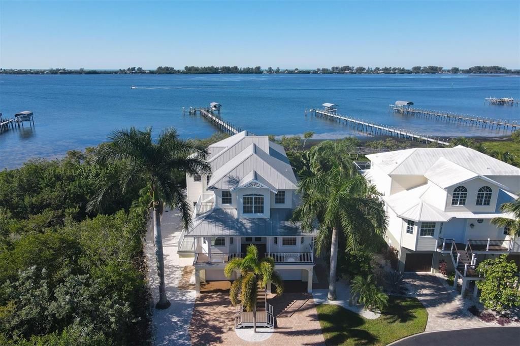 Recently Sold: $2,195,000 (4 beds, 4 baths, 3574 Square Feet)