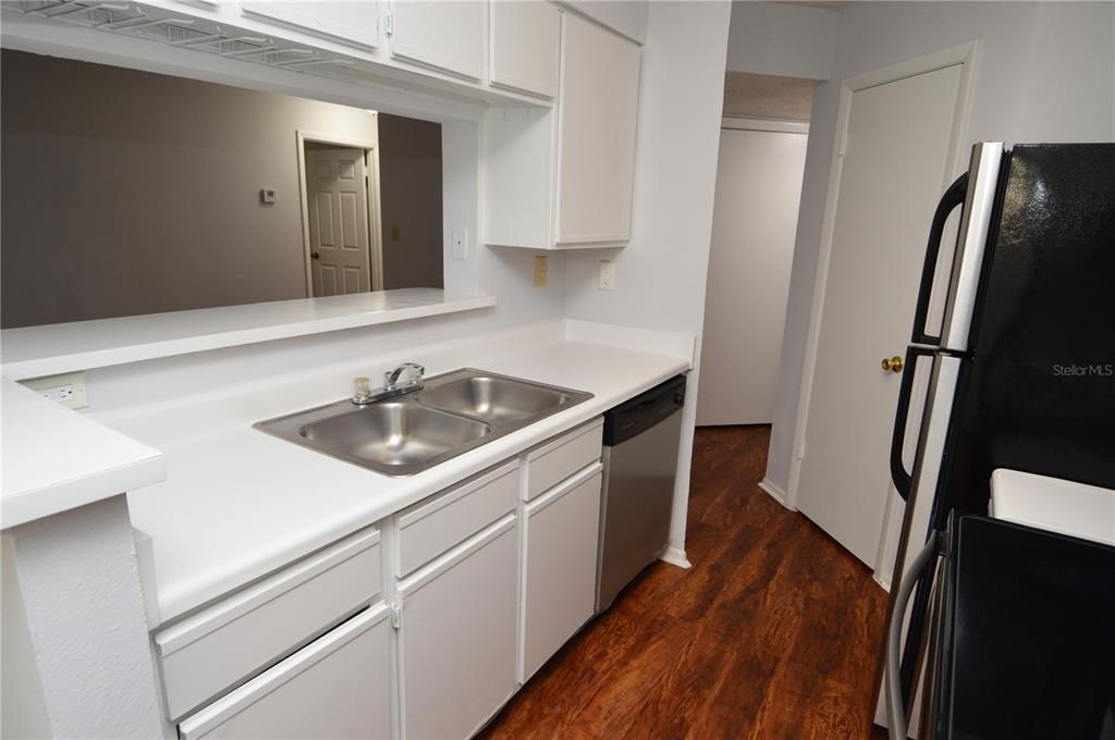 Recently Rented: $1,300 (1 beds, 1 baths, 846 Square Feet)