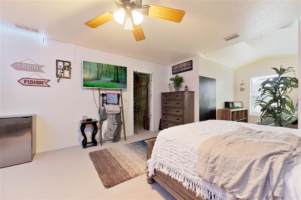 Upstairs guest bedroom