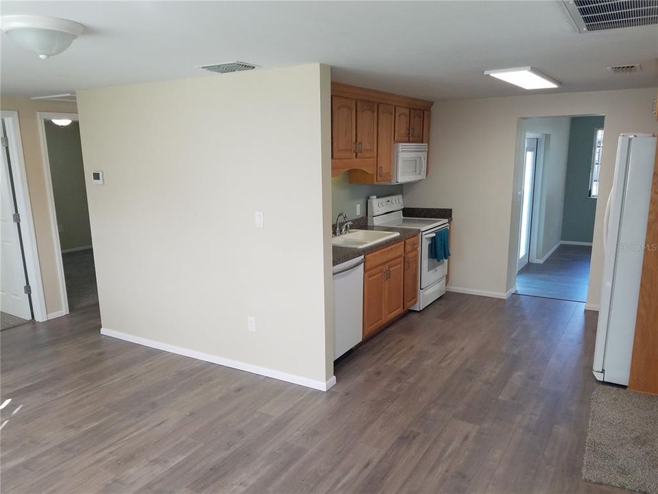 Recently Sold: $144,900 (2 beds, 1 baths, 942 Square Feet)