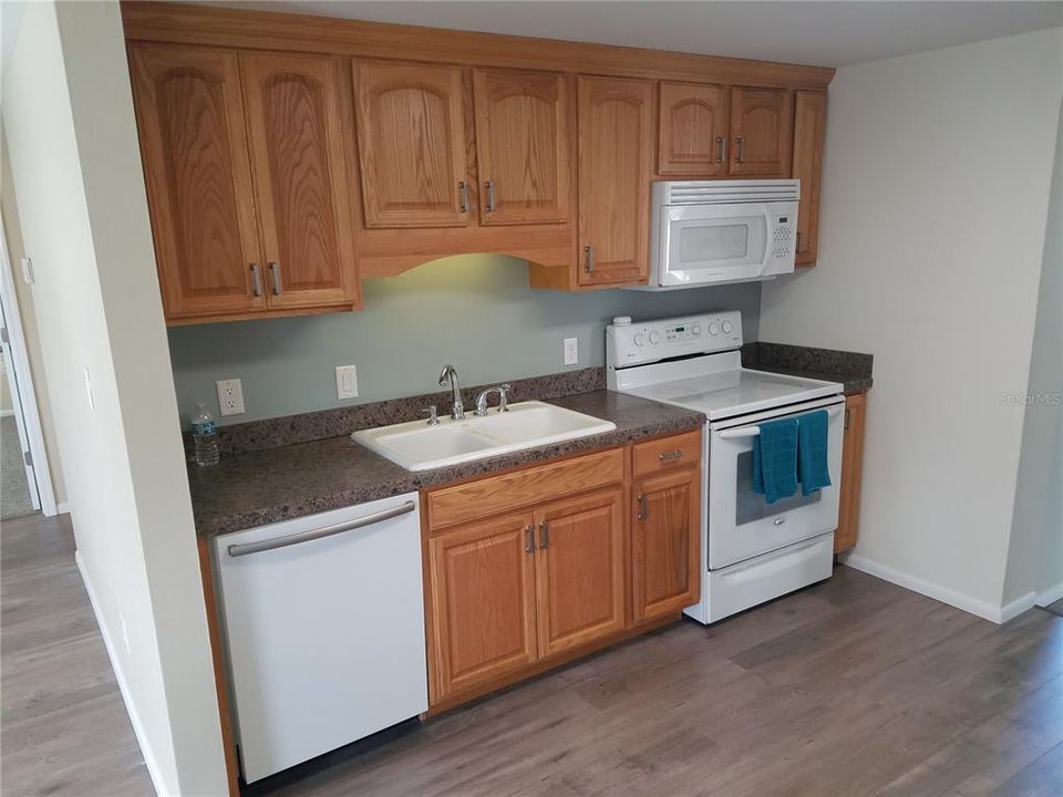 Recently Sold: $144,900 (2 beds, 1 baths, 942 Square Feet)