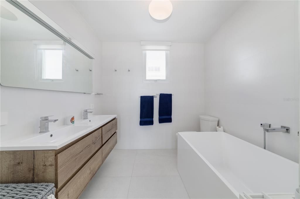 Recently Sold: $750,000 (2 beds, 2 baths, 1324 Square Feet)