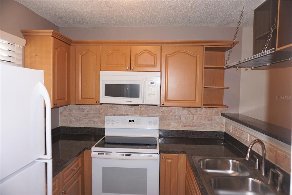 Recently Rented: $995 (2 beds, 1 baths, 896 Square Feet)