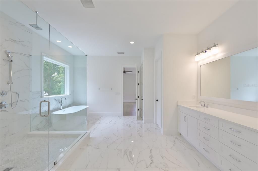Recently Sold: $2,075,000 (5 beds, 4 baths, 4038 Square Feet)