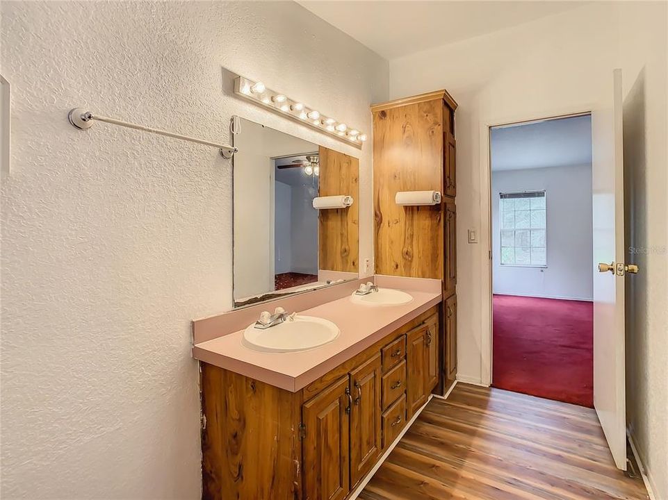 最近售出: $195,000 (3 贝兹, 2 浴室, 1834 平方英尺)