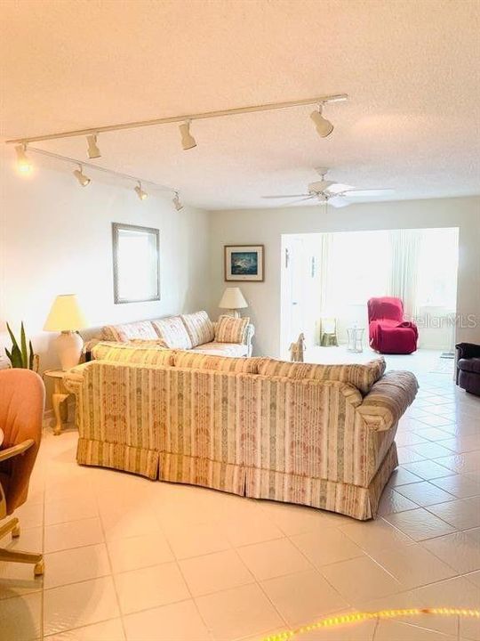 Recently Sold: $199,999 (2 beds, 2 baths, 1388 Square Feet)