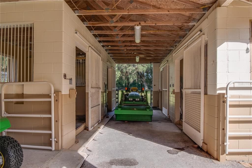 four stall block barn with rubber mats