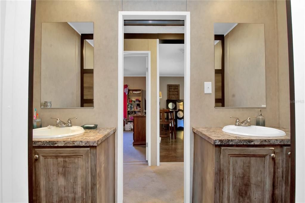 最近售出: $329,000 (4 贝兹, 2 浴室, 2052 平方英尺)