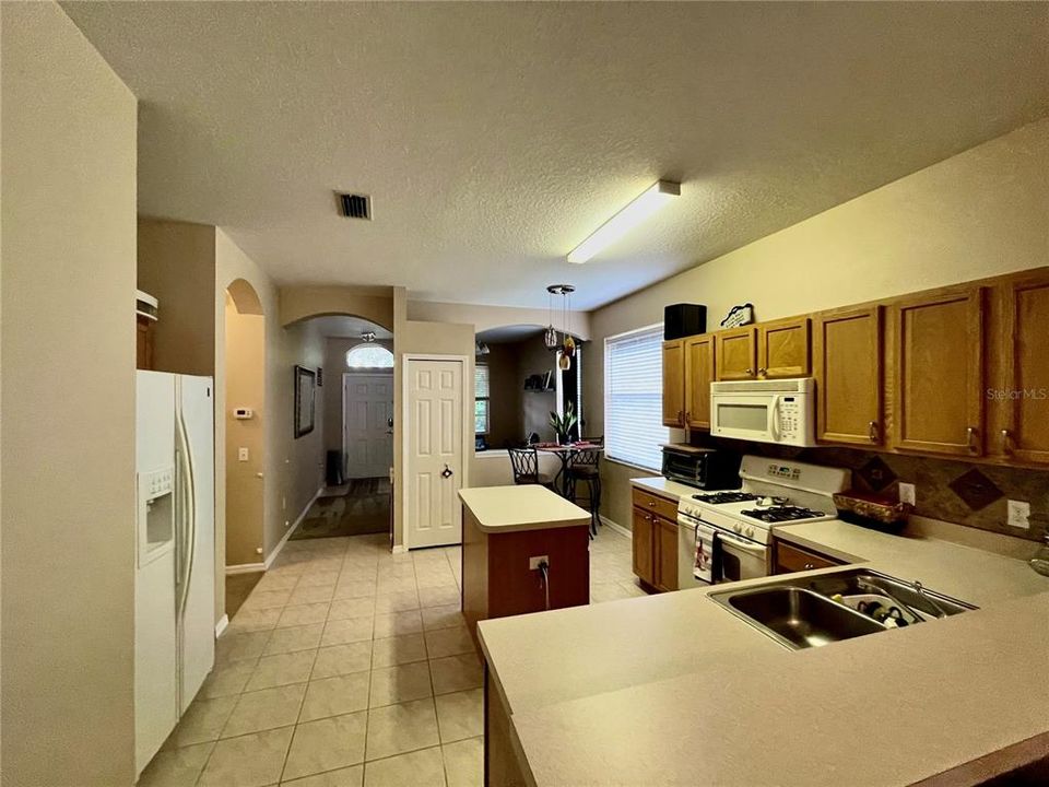 Large Kitchen with Bar area