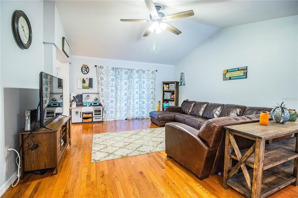 Recently Sold: $280,000 (3 beds, 2 baths, 1472 Square Feet)