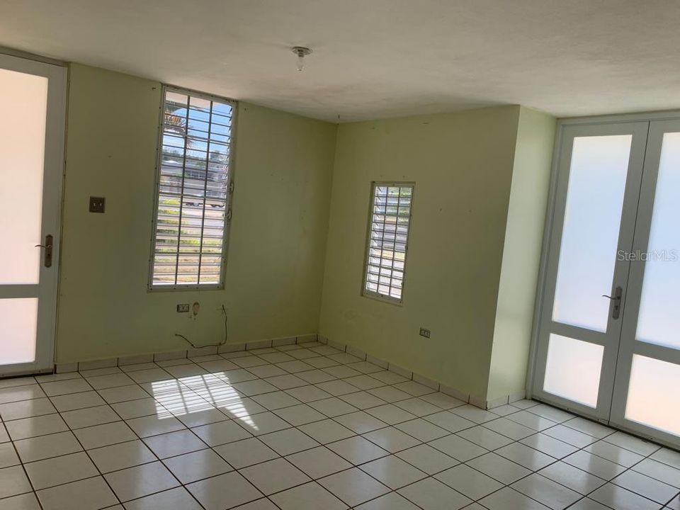 Vendido Recientemente: $129,500 (3 camas, 2 baños, 1139 Pies cuadrados)