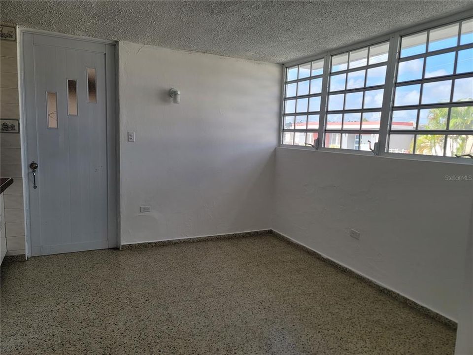 Vendido Recientemente: $115,000 (3 camas, 2 baños, 1100 Pies cuadrados)