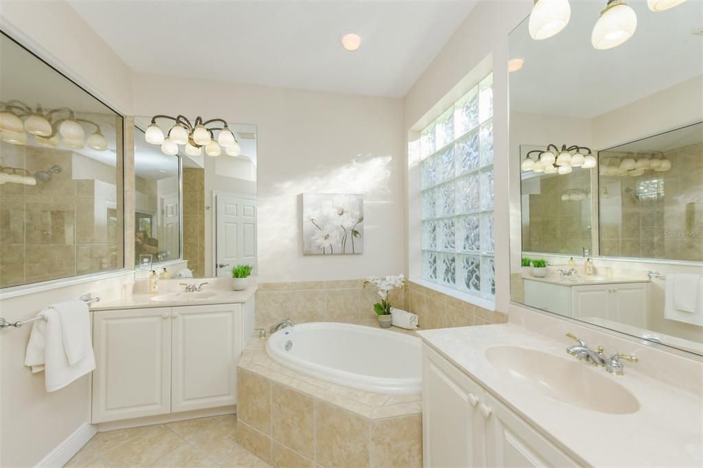 最近售出: $689,000 (3 贝兹, 2 浴室, 2253 平方英尺)