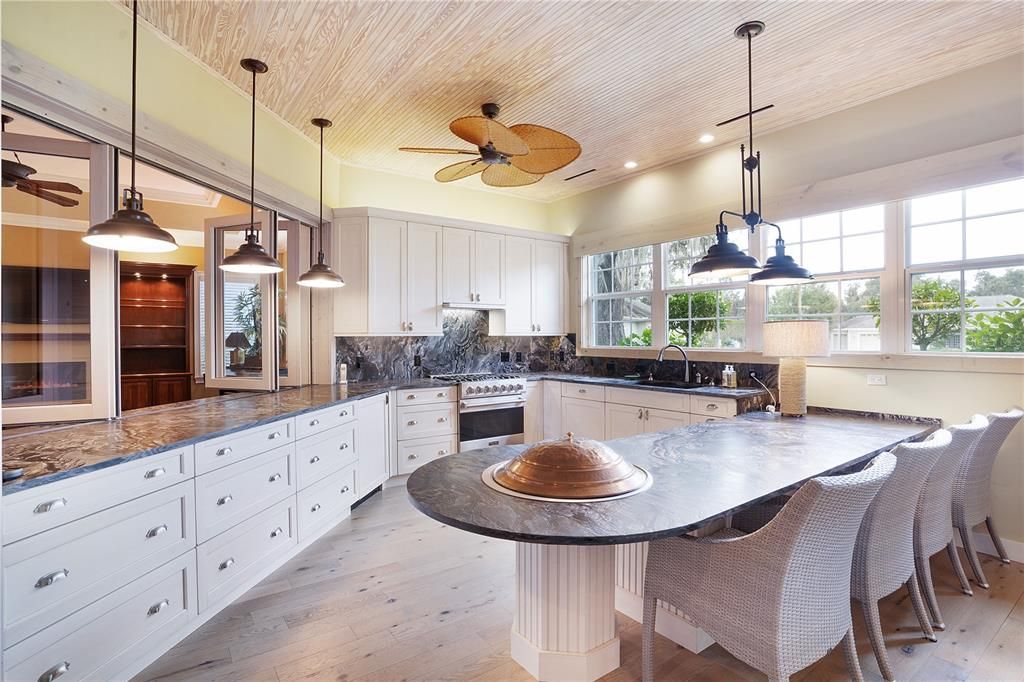 Full outdoor kitchen in the lanai