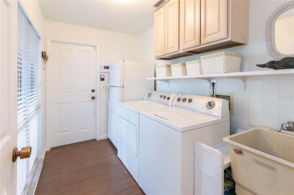 Laundry off garage and kitchen