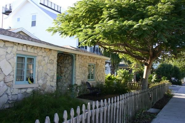 Recently Sold: $1,625,000 (2 beds, 1 baths, 1440 Square Feet)