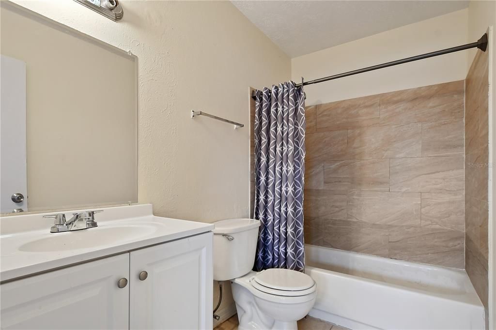 最近售出: $99,500 (2 贝兹, 2 浴室, 1211 平方英尺)
