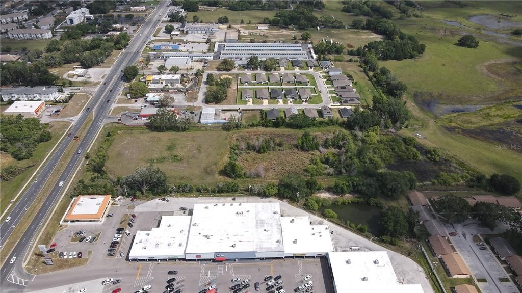 На продажу: $1,300,000 (8.24 acres)