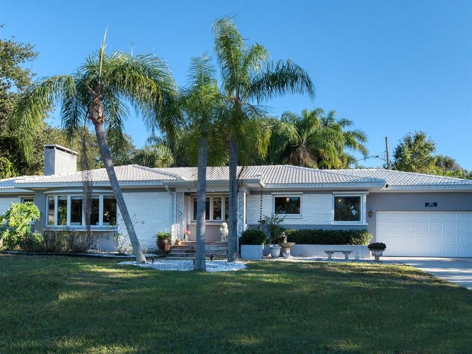 Recently Sold: $1,100,000 (3 beds, 2 baths, 1930 Square Feet)