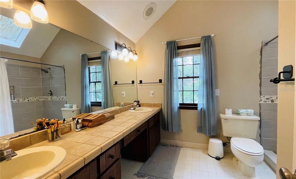 最近售出: $285,000 (3 贝兹, 2 浴室, 1371 平方英尺)