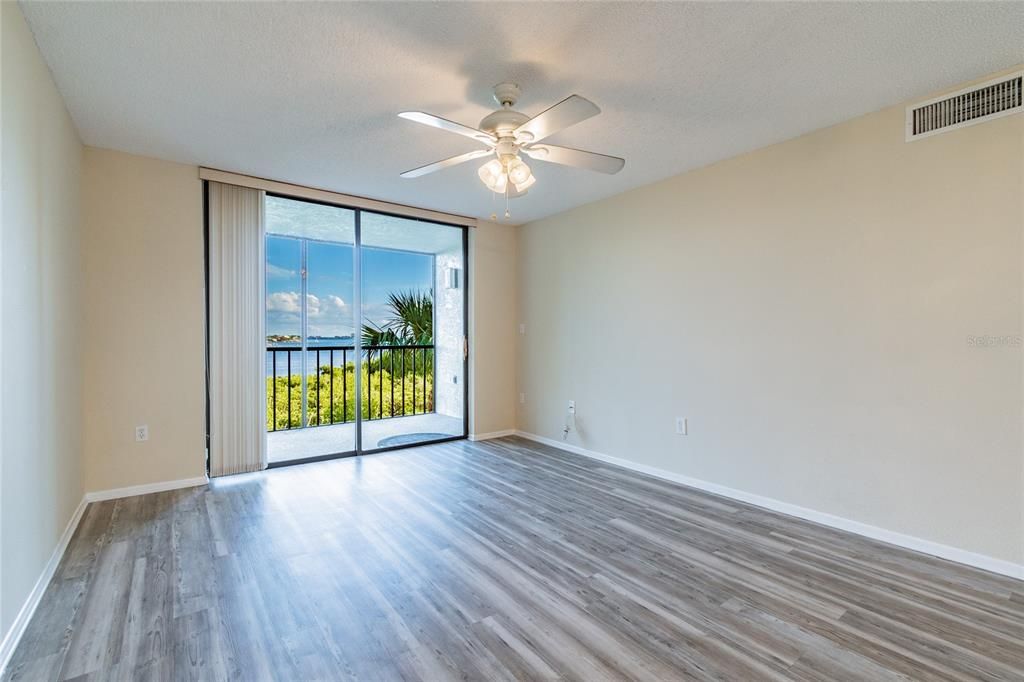 Recently Sold: $245,000 (1 beds, 1 baths, 950 Square Feet)