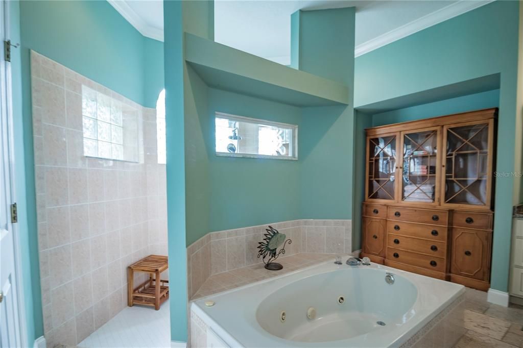 最近售出: $590,000 (3 贝兹, 3 浴室, 2364 平方英尺)
