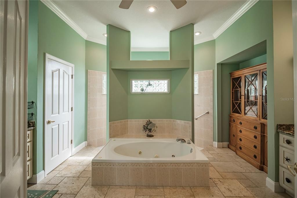 最近售出: $590,000 (3 贝兹, 3 浴室, 2364 平方英尺)