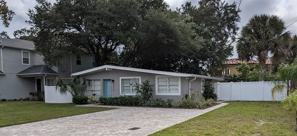 Recently Sold: $450,000 (3 beds, 2 baths, 1144 Square Feet)