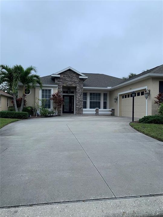 Recently Sold: $639,000 (4 beds, 3 baths, 2352 Square Feet)