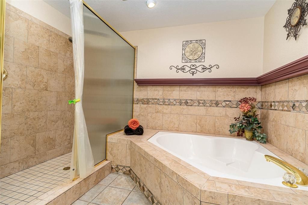 最近售出: $995,000 (5 贝兹, 3 浴室, 5835 平方英尺)
