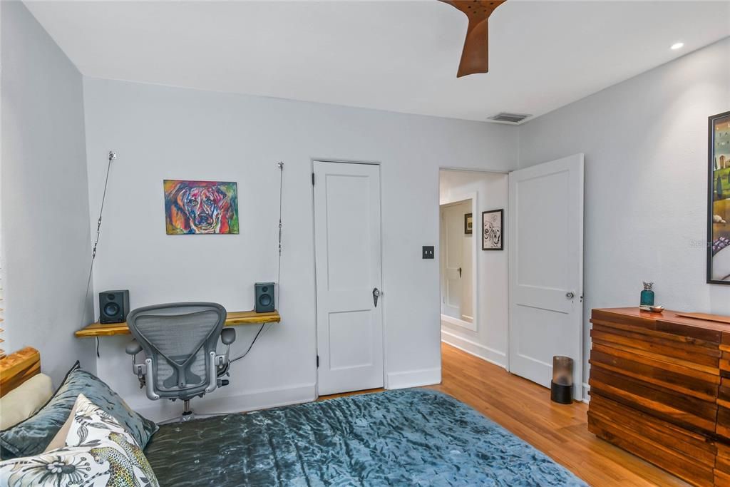 Recently Sold: $575,000 (2 beds, 1 baths, 1107 Square Feet)