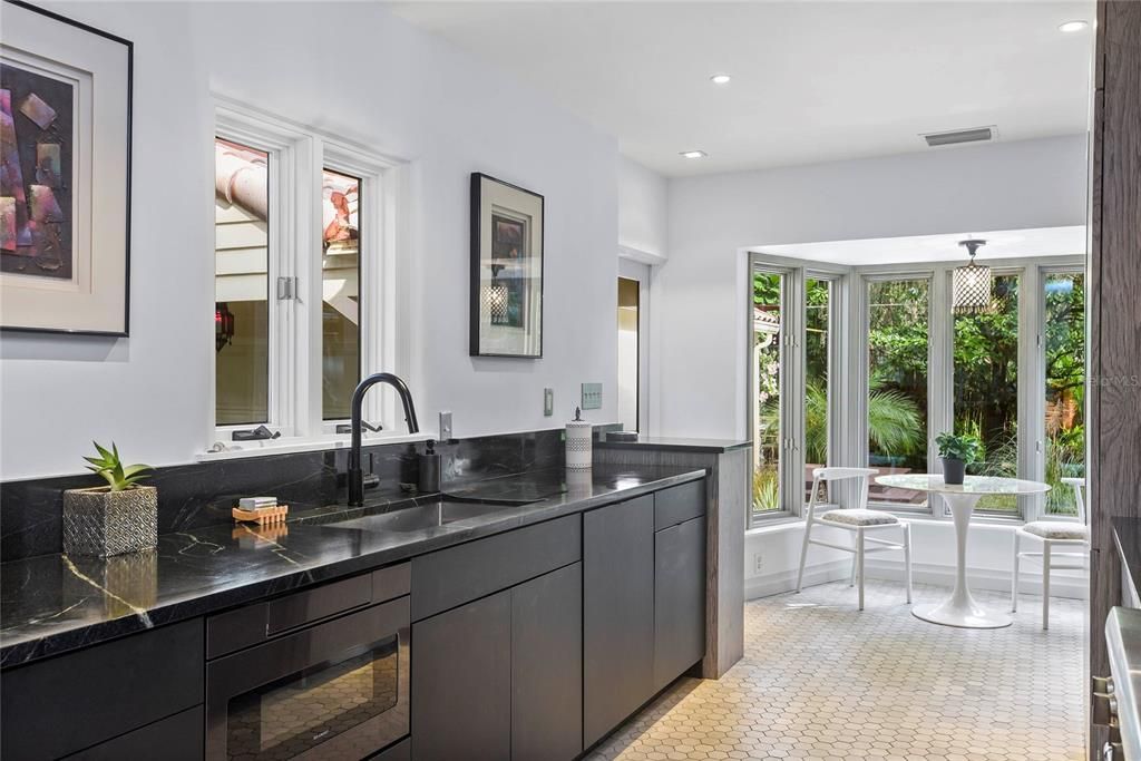 Recently Sold: $575,000 (2 beds, 1 baths, 1107 Square Feet)