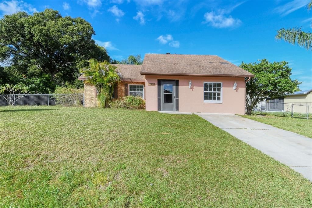 The location is ideal with close proximity to Downtown Sarasota, I-75, St Armand's Circle, and our world famous beaches.