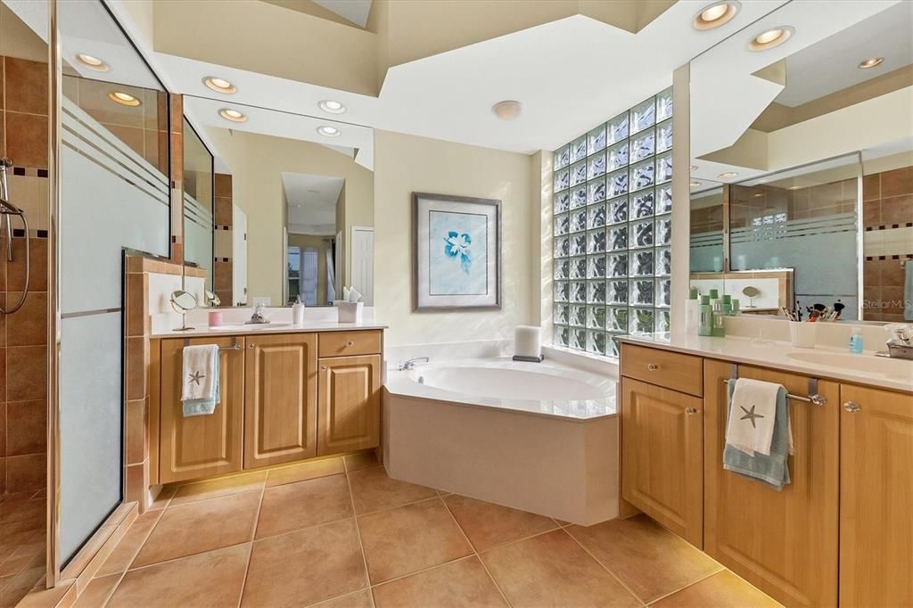 最近售出: $600,000 (2 贝兹, 2 浴室, 1801 平方英尺)