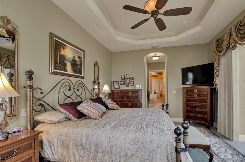 Master bed with tray ceiling
