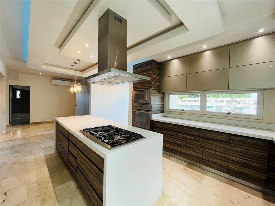 Vendido Recientemente: $895,000 (4 camas, 3 baños, 4000 Pies cuadrados)