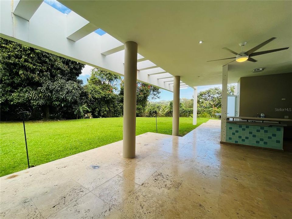 Vendido Recientemente: $895,000 (4 camas, 3 baños, 4000 Pies cuadrados)