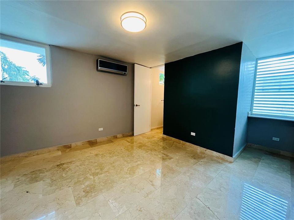 Vendido Recientemente: $895,000 (4 camas, 3 baños, 4000 Pies cuadrados)